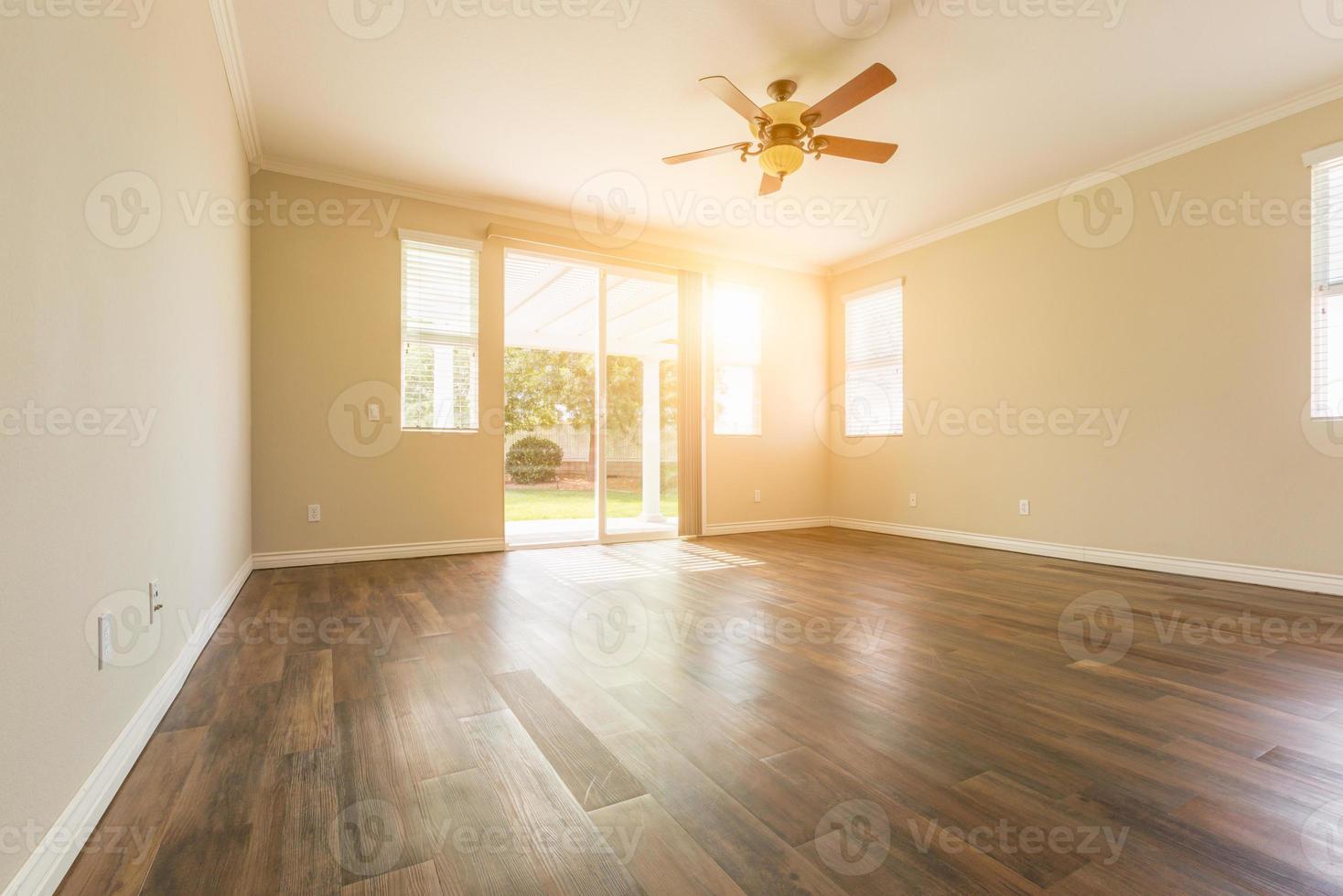 leeg kamer van nieuw huis met moeilijk hout vloeren foto