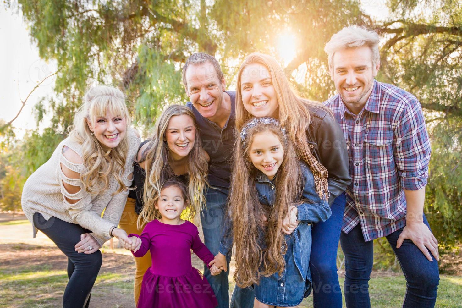 multigenerationeel gemengd ras familie portret buitenshuis foto