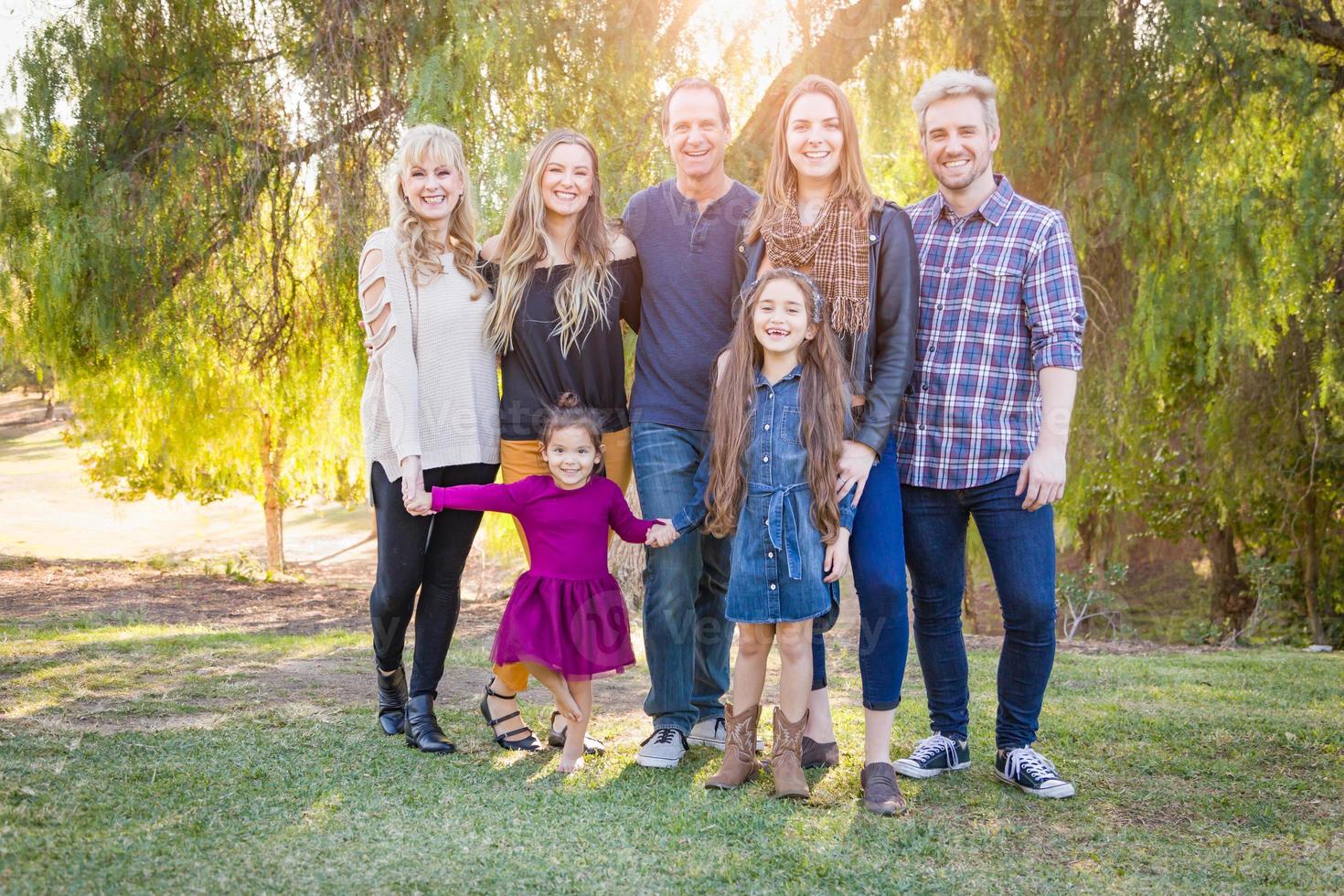 multigenerationeel gemengd ras familie portret buitenshuis foto