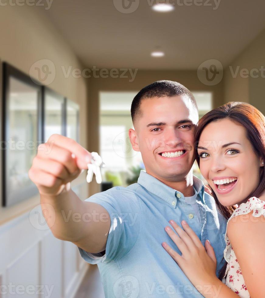 leger paar met huis sleutels binnen gang foto