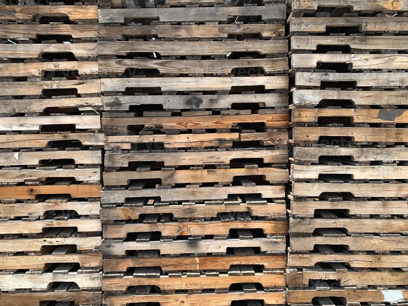 abstract van gestapeld houten pallets foto