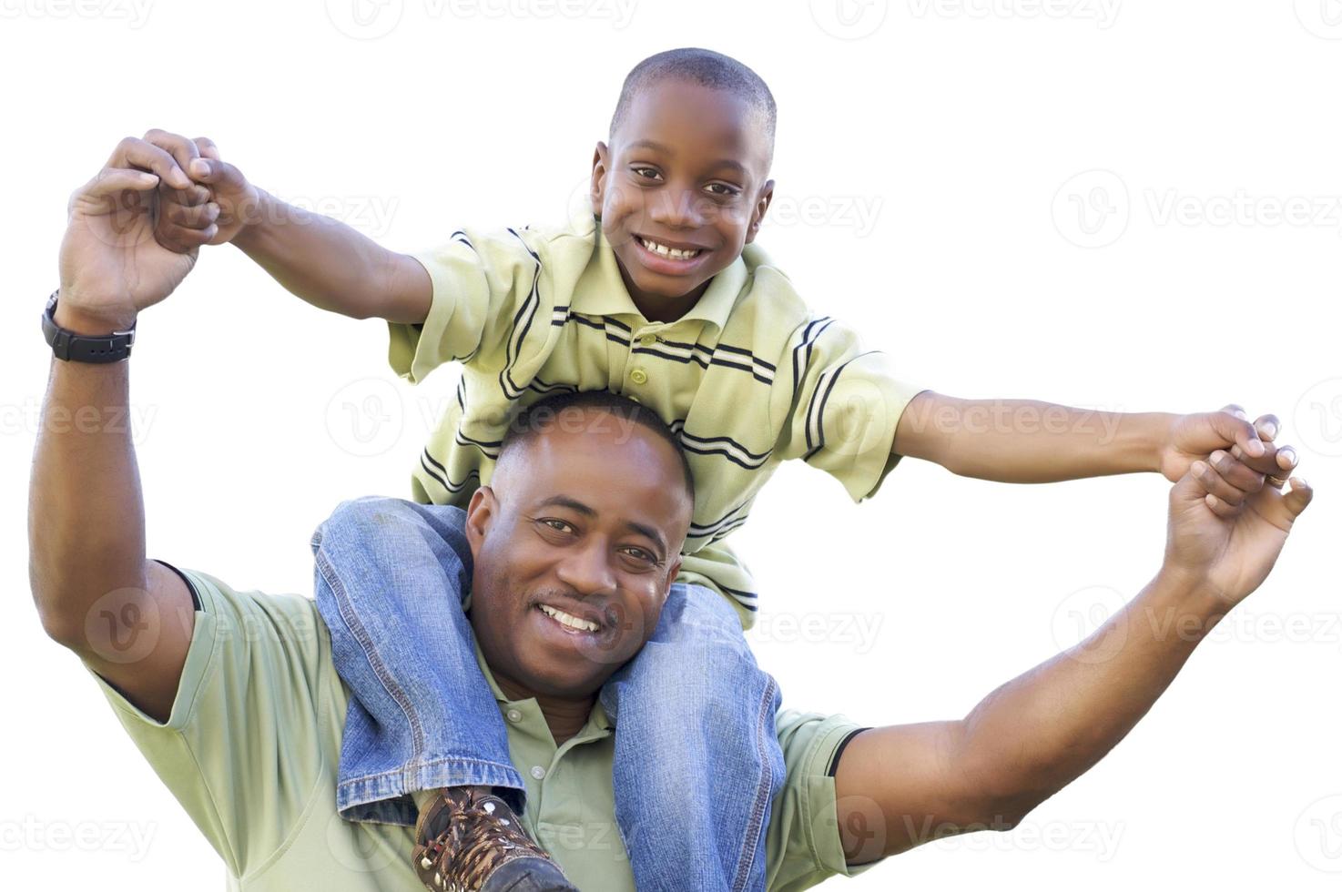 Afrikaanse Amerikaans zoon ritten van vader schouders geïsoleerd foto