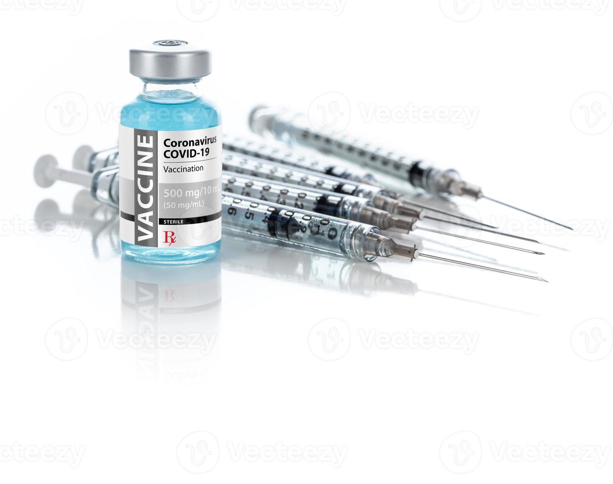 coronavirus covid-19 vaccin flacon en meerdere injectiespuiten Aan reflecterende oppervlakte foto