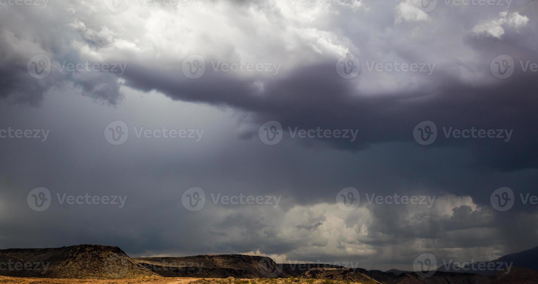 onheilspellend stormachtig luchten met cumuleerbaar wolken en regen. foto