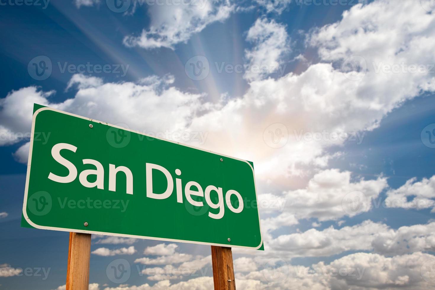 san Diego groen weg teken over- wolken foto