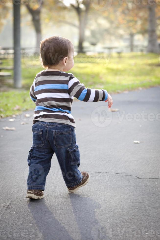 jong baby jongen wandelen in de park foto