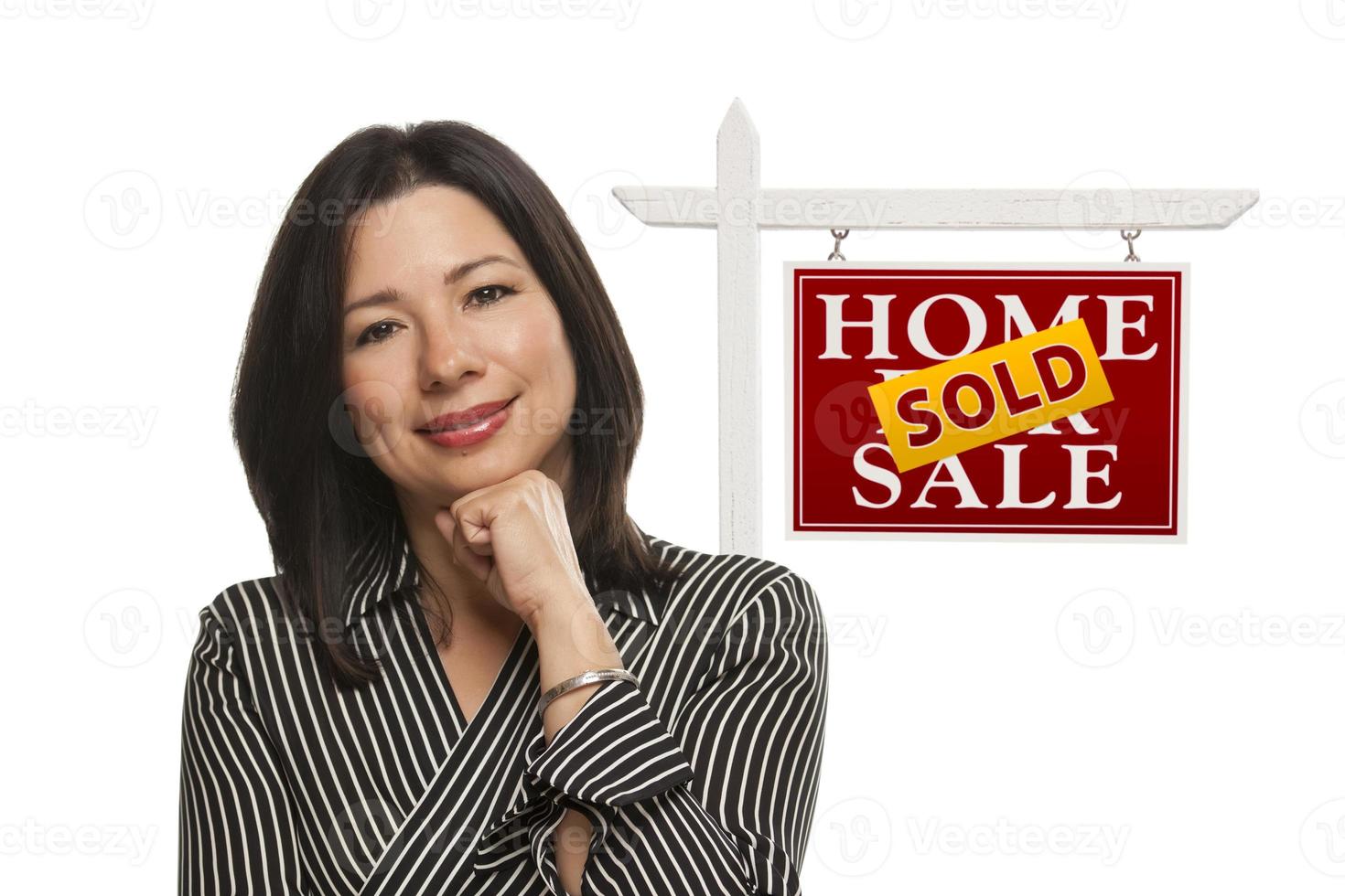 vrouw en verkocht huis voor uitverkoop echt landgoed teken geïsoleerd foto