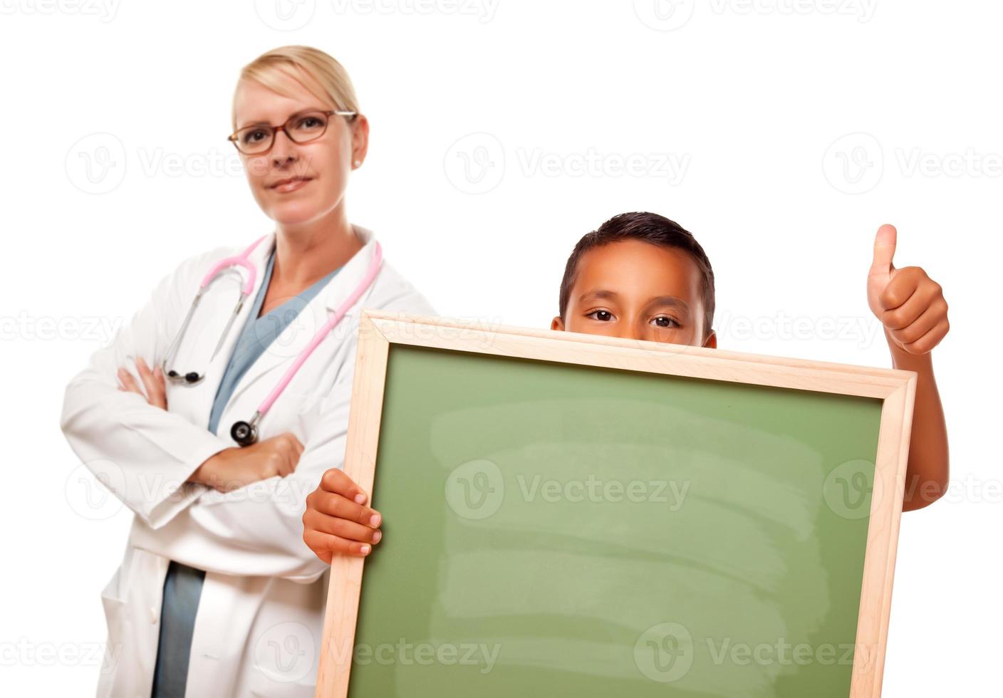 vrouw dokter met spaans kind Holding krijt bord foto