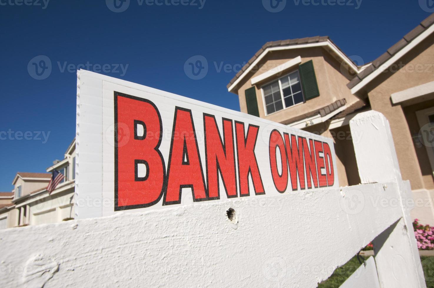 bank eigendom echt landgoed teken en huis met Amerikaans vlag foto