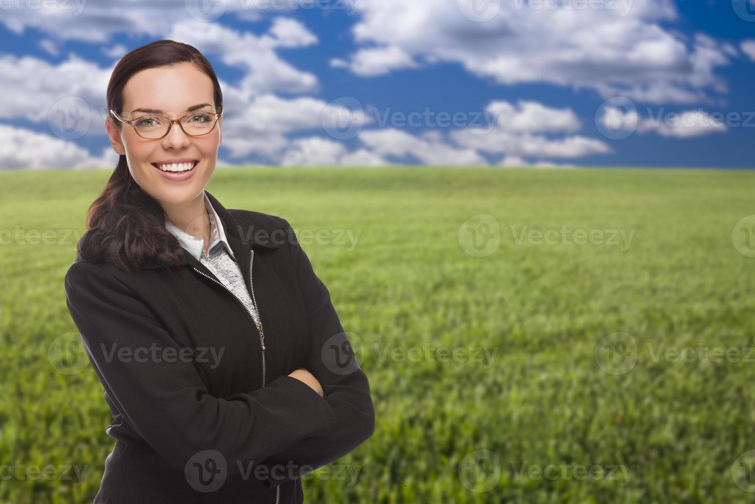 zelfverzekerd vrouw in gras veld- op zoek Bij camera foto