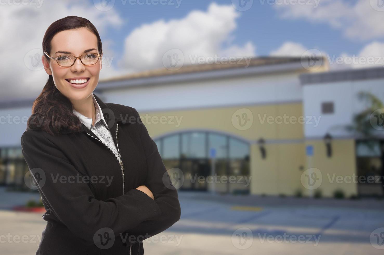 vrouw in voorkant van reclame gebouw foto