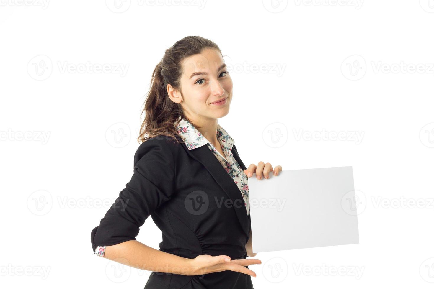 vrouw in uniform met wit aanplakbiljet in handen foto
