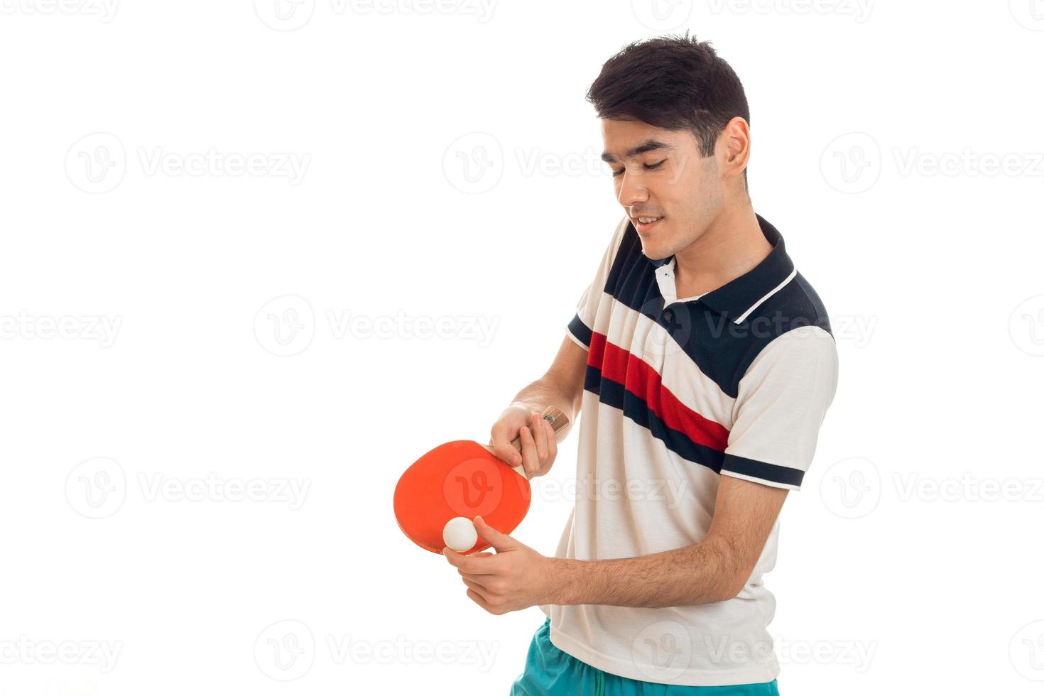 portret van vrolijk sportman beoefenen een pingpong en geconcentreerd Aan een spel geïsoleerd Aan wit achtergrond foto