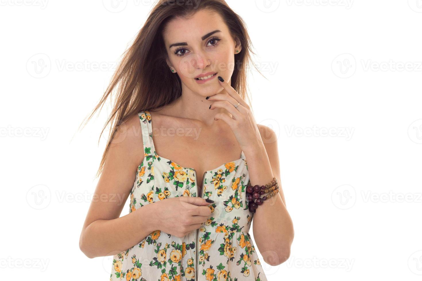 jong mooi meisje in zomer t-shirt looks in de camera en houdt zijn hand- in de buurt mond foto