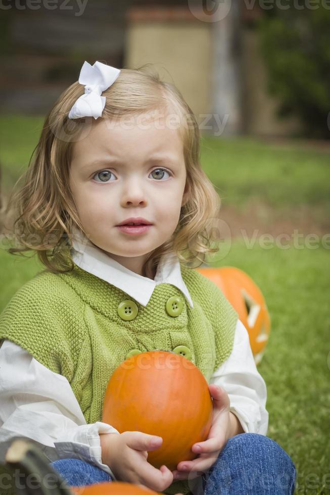 schattig jong kind meisje genieten van de pompoen lapje. foto