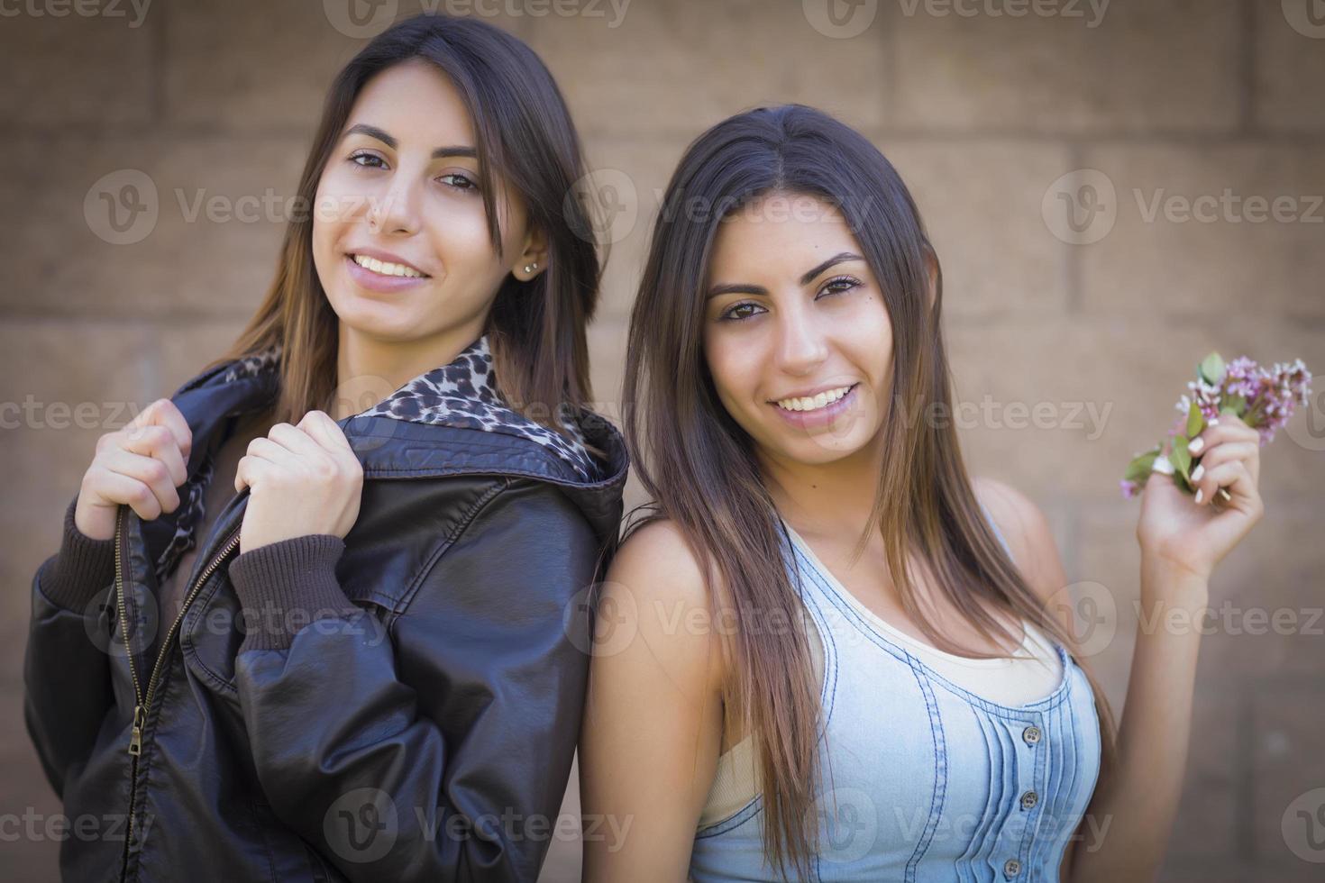 twee gemengd ras tweelingzussen portret foto