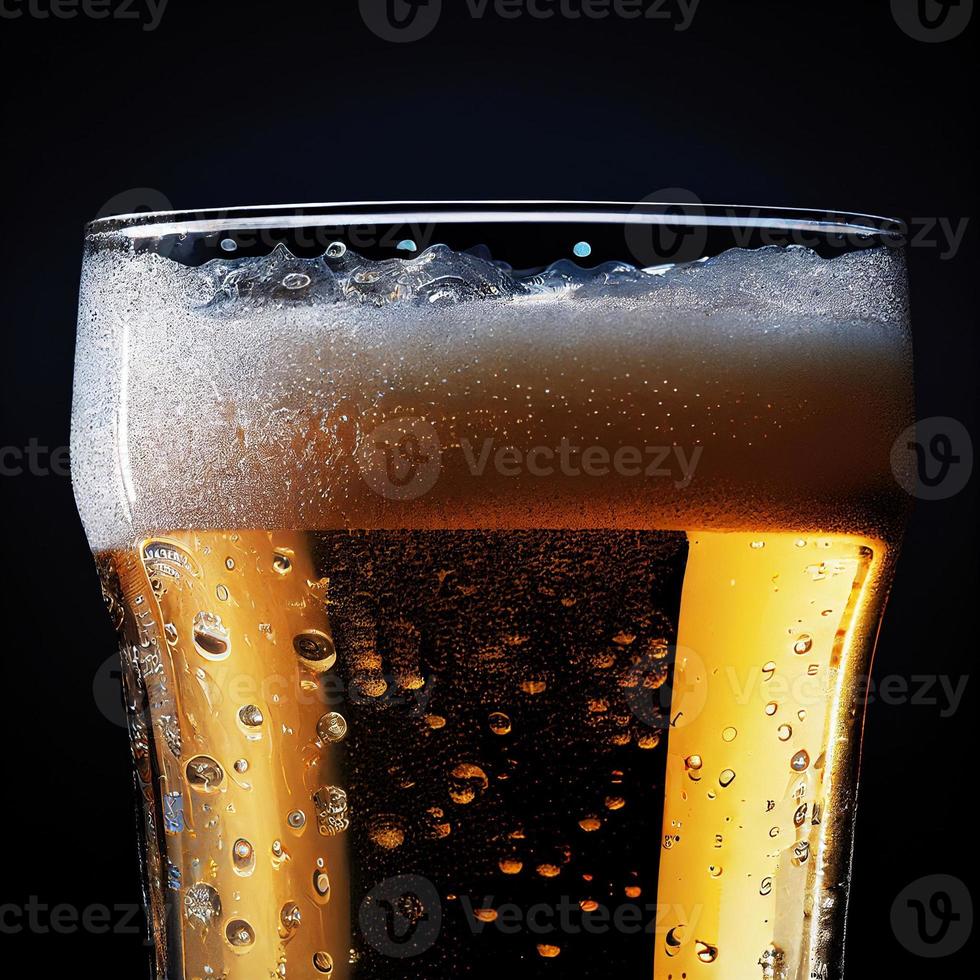 een glas van bier Aan zwart achtergrond foto