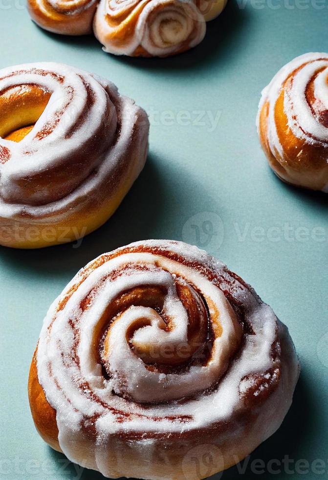 kaneel rollen of kaneel bun met een suikerglazuur Aan top foto