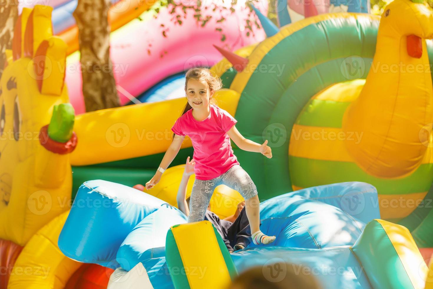 schattig weinig meisje in amusement park foto