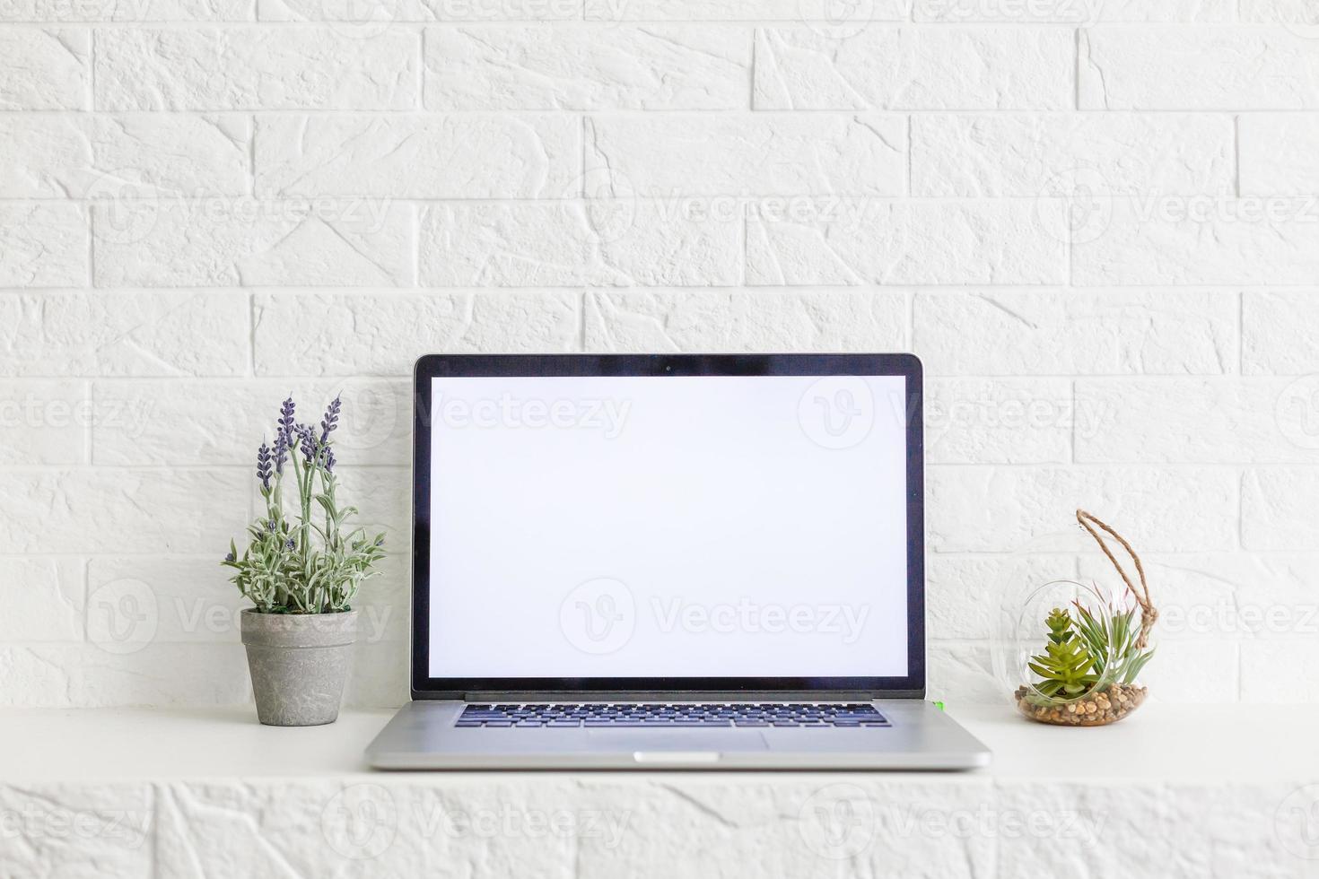 laptop computer wit blanco scherm Aan werk tafel voorkant visie foto