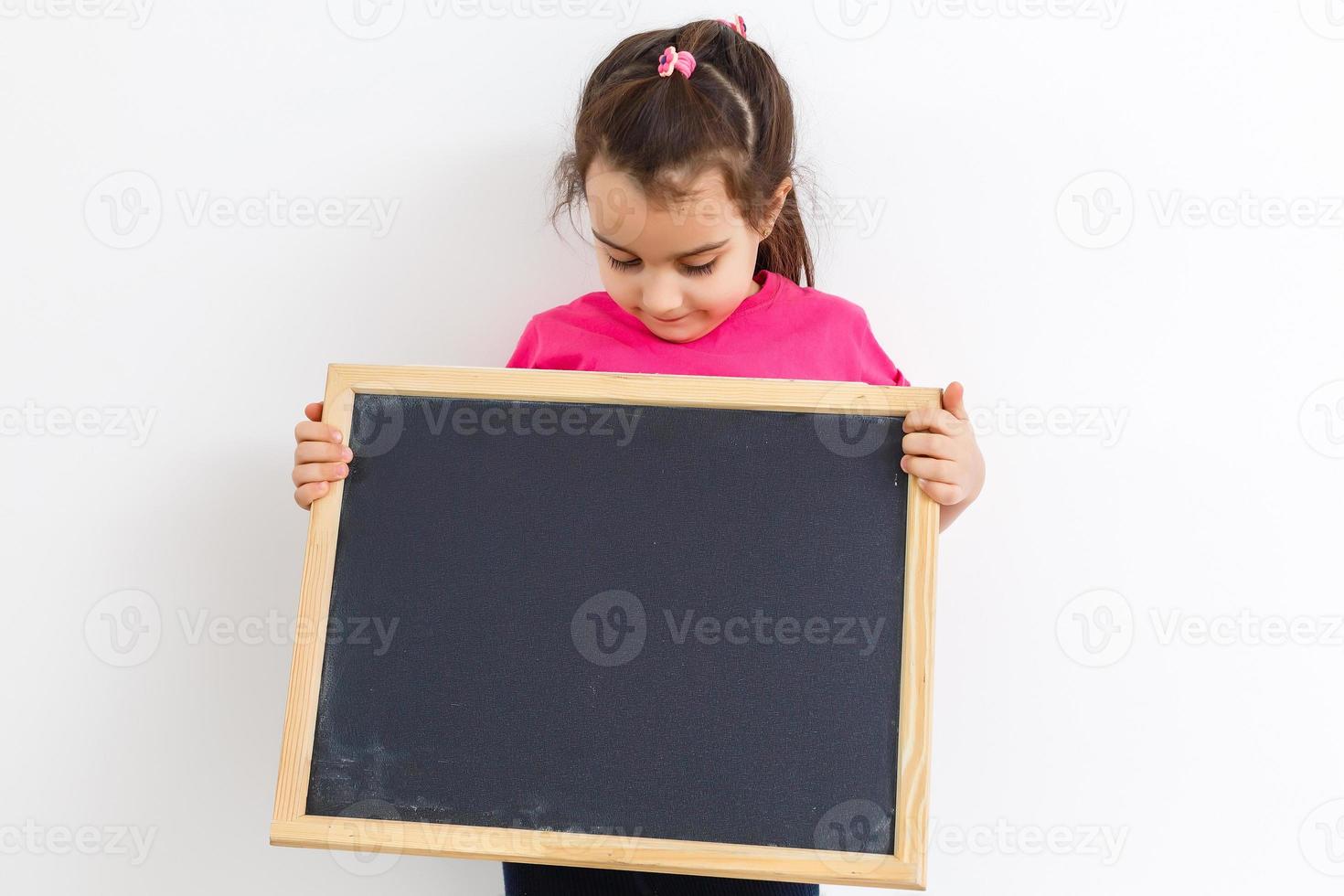weinig meisje Holding een bord foto