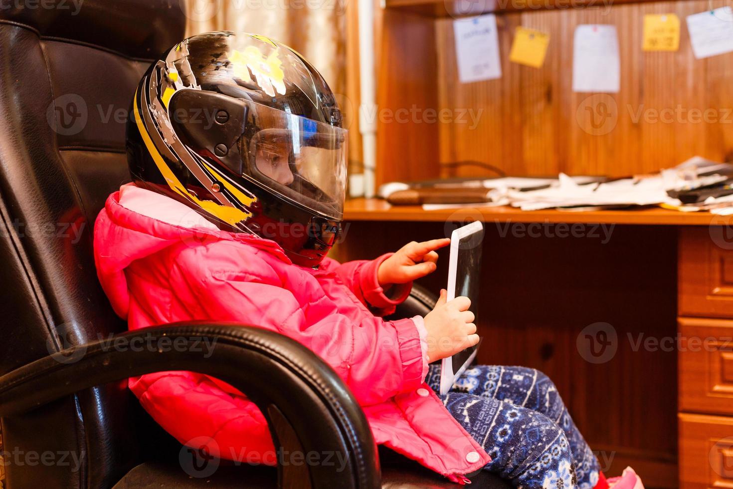 kind met motor helm, veiligheid concept tablet foto
