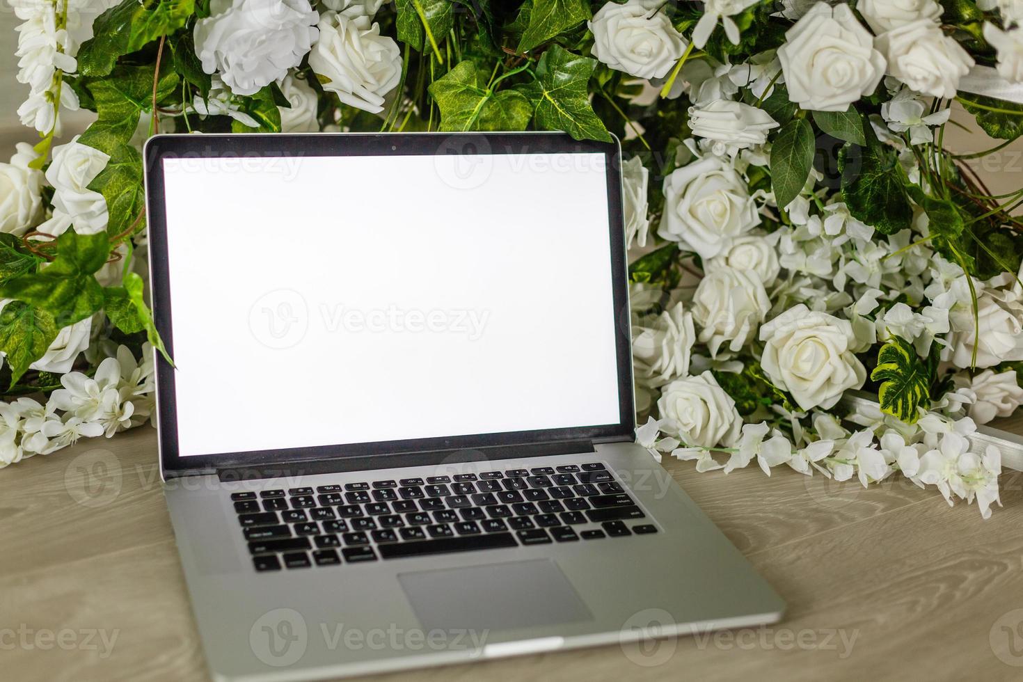 huis kantoor bureau met blanco scherm laptop, mooi rozen en eucalyptus boeket, blog, website of sociaal media concept foto