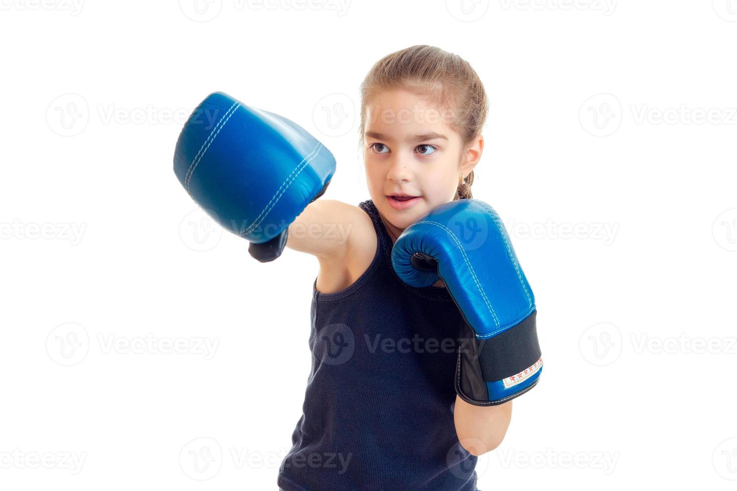 weinig schattig meisje staat in de studio en maken geïsoleerd Aan een wit achtergrond foto