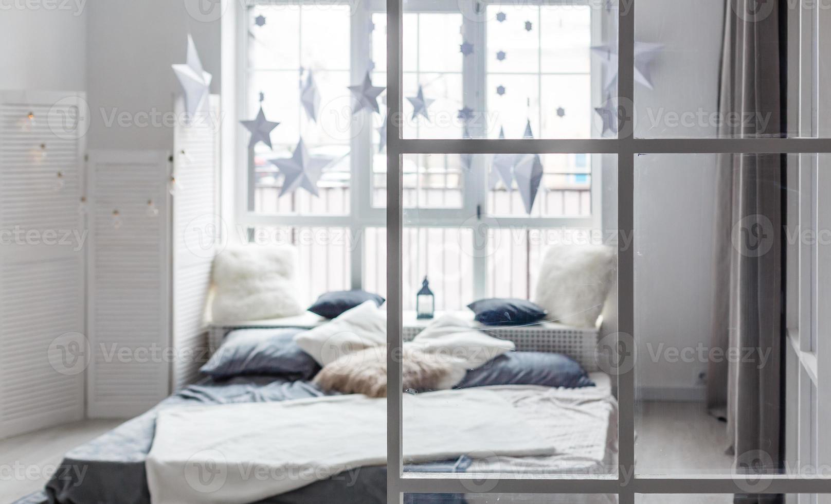 rust uit, interieur, comfort en beddengoed concept - bed Bij huis slaapkamer foto