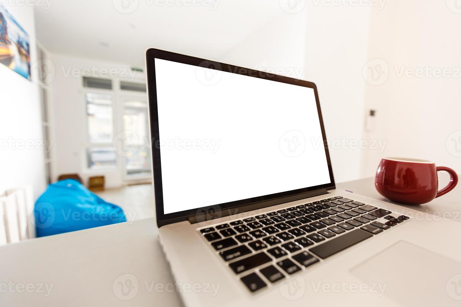 dichtbij omhoog laptop computer Aan top van kantoor tafel van een zakenman met leeg wit scherm, benadrukkend kopiëren ruimte. foto