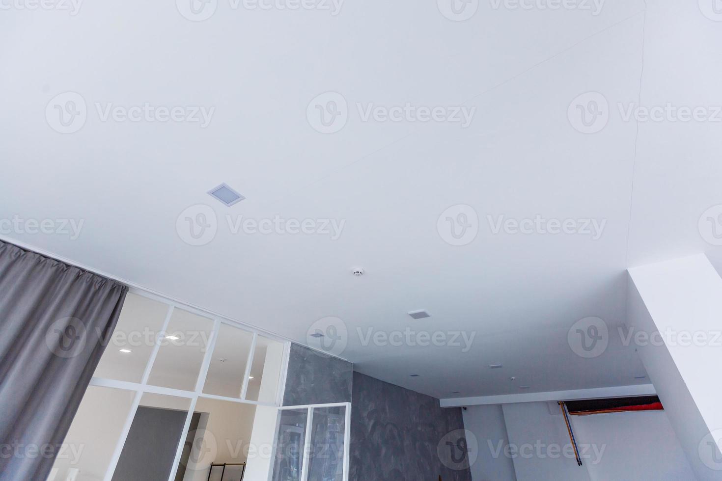 wit plafond met plek lichten in kamer foto