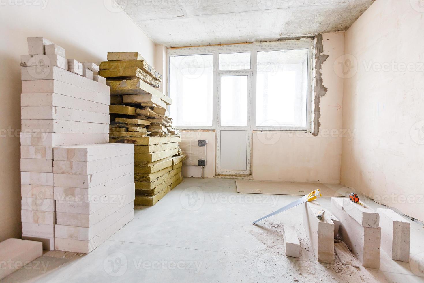 interieur fotografie. appartement niet gerenoveerd, kamer voordat vernieuwing foto