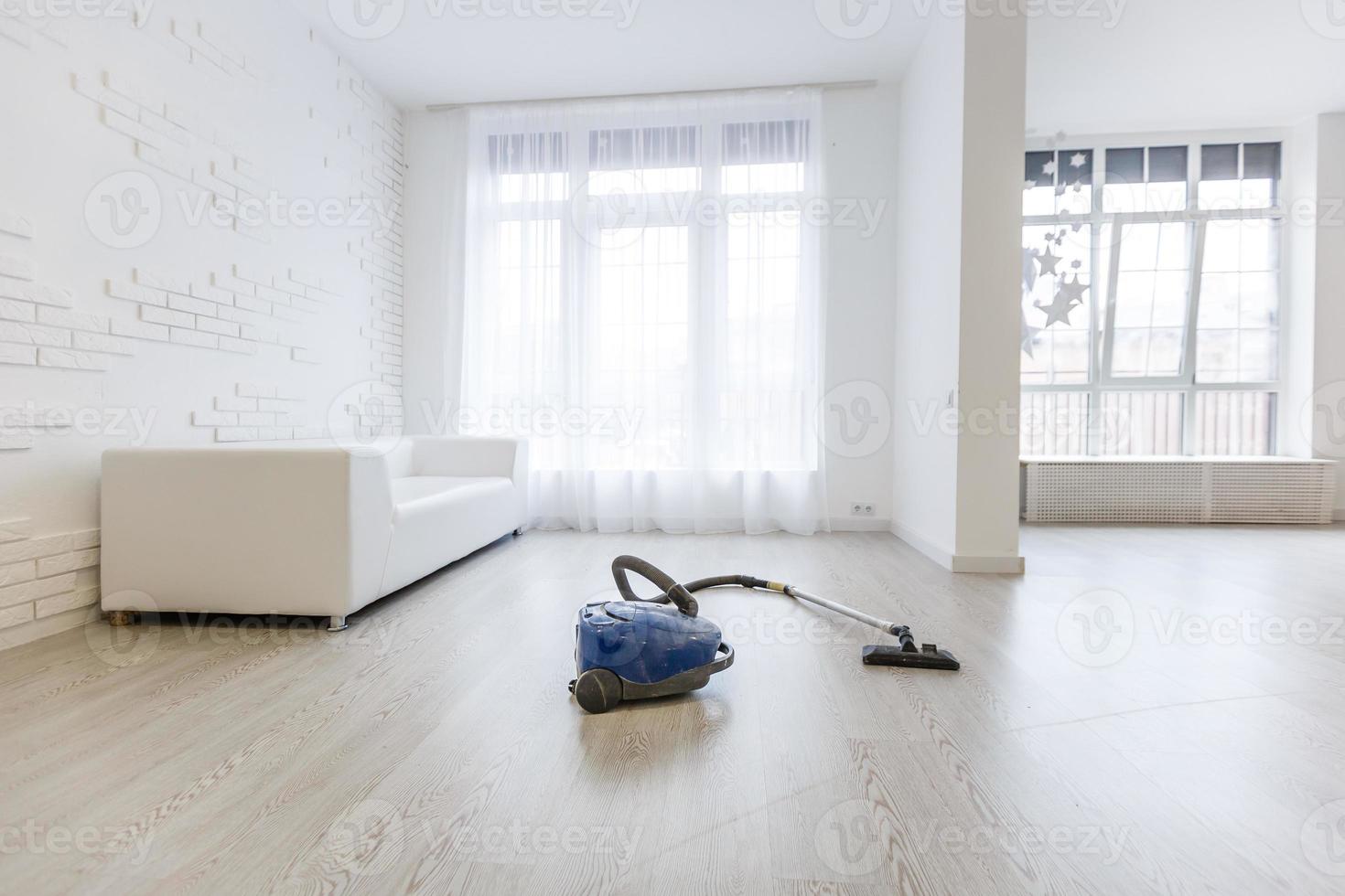 vacuüm schoonmaakster Aan wit beton achtergrond in de huis. foto