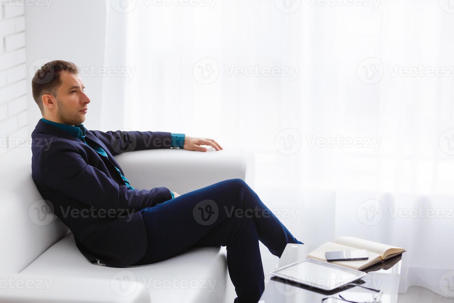 jong zakenman Aan een wit sofa Aan wit achtergrond foto