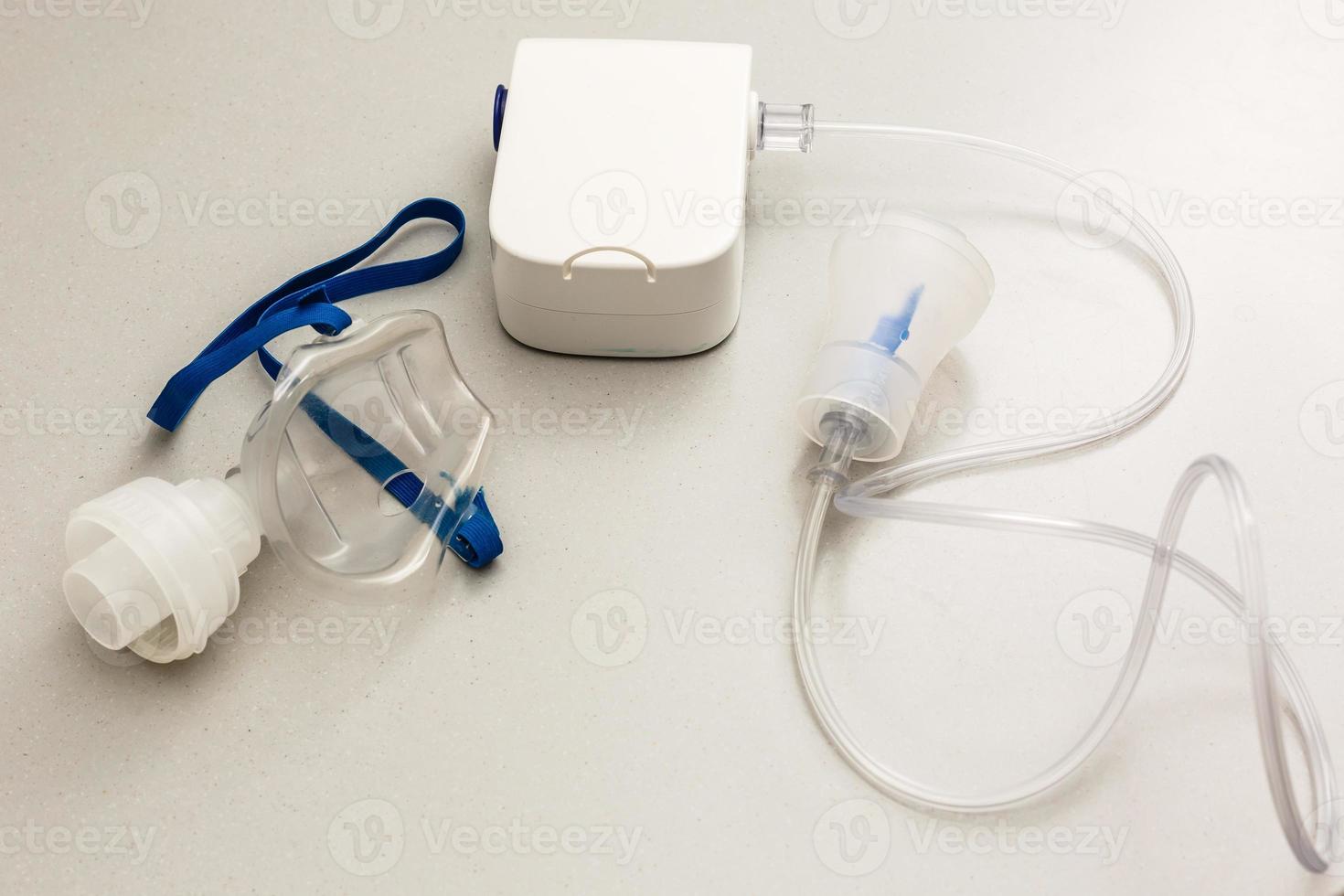 medisch uitrusting voor inademing, ademhalings masker geïsoleerd Aan wit achtergrond foto