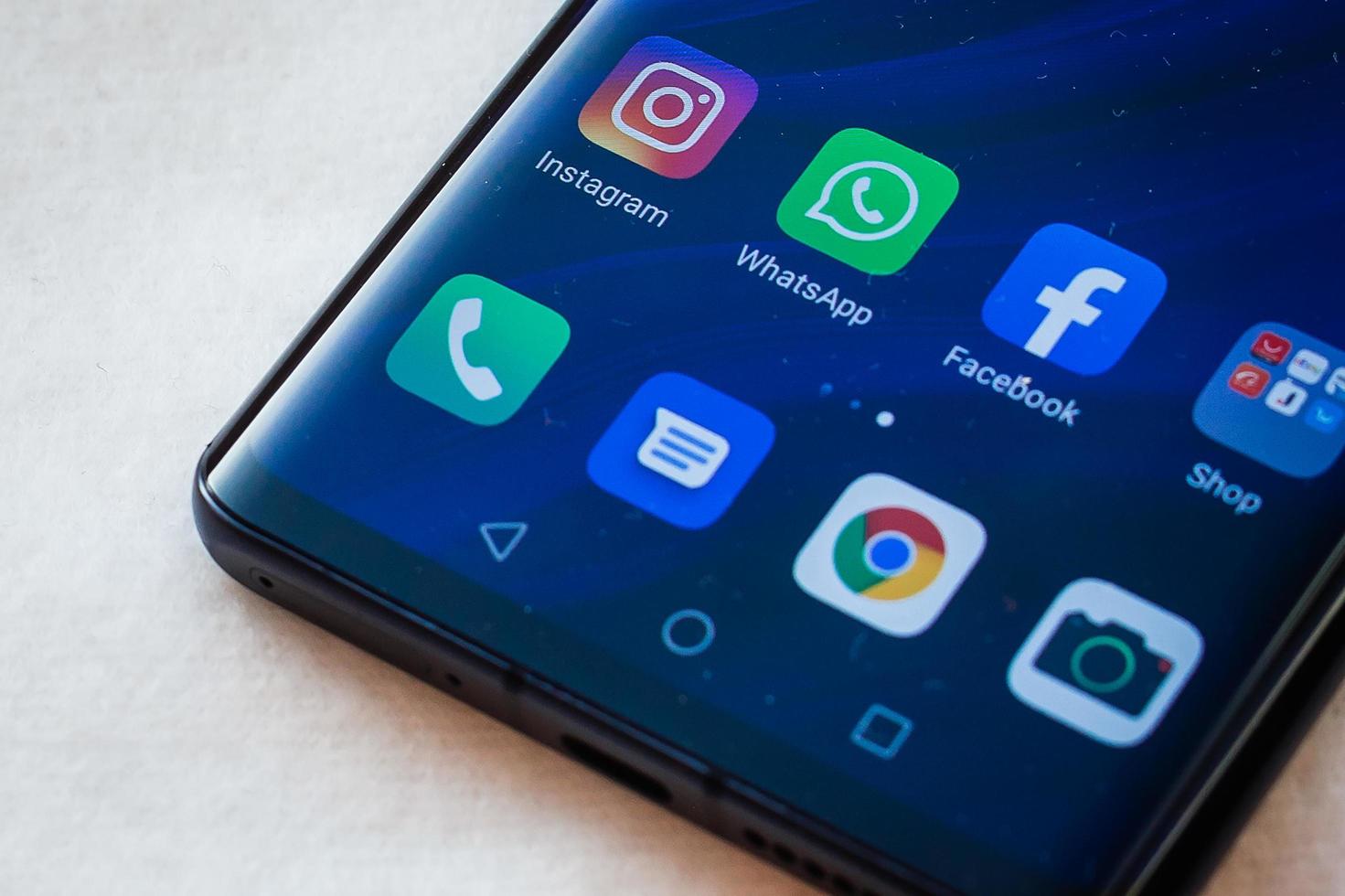 de apps van sociaal media netwerken facebook, WhatsApp en instagram zijn weergegeven Aan smartphone huawei p30 pro kiev, Oekraïne - desember 08, 2019 foto