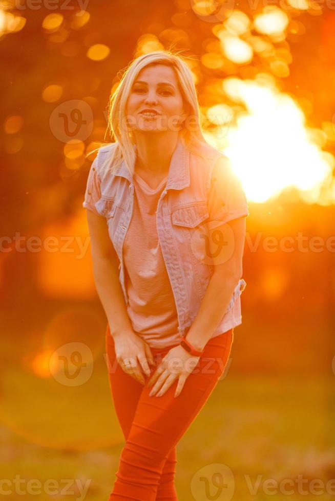 jonge vrouw die geniet van de natuur en zonlicht in het stroveld foto