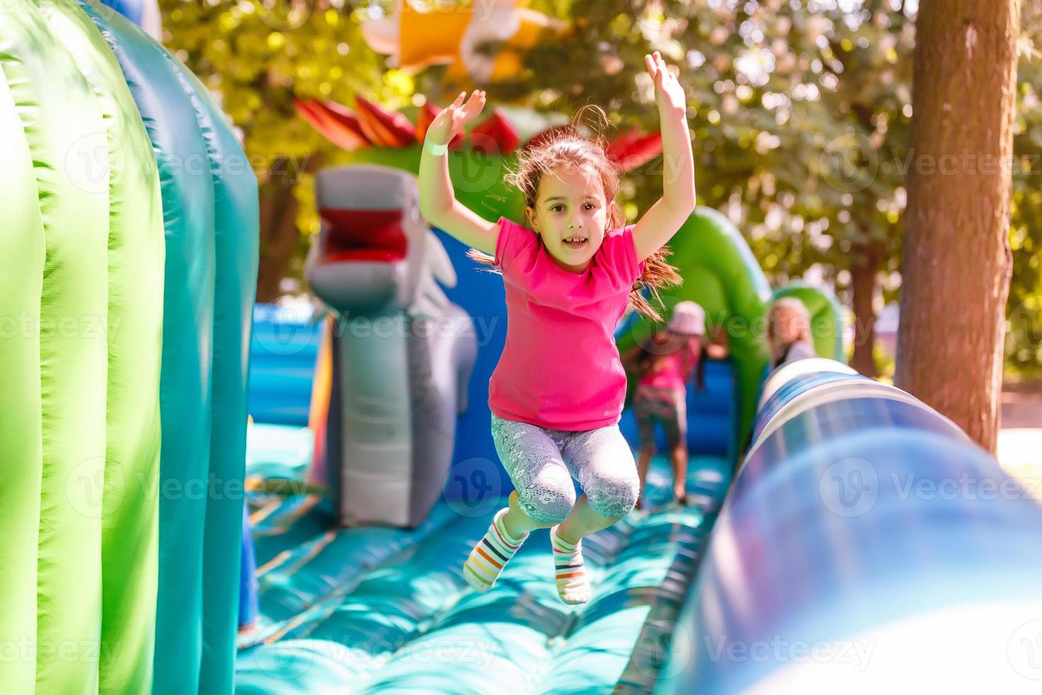 schattig weinig meisje in amusement park foto