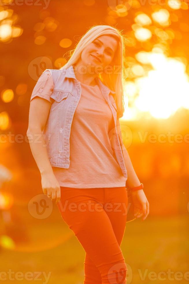 jong vrouw Aan veld- over- zonsondergang foto