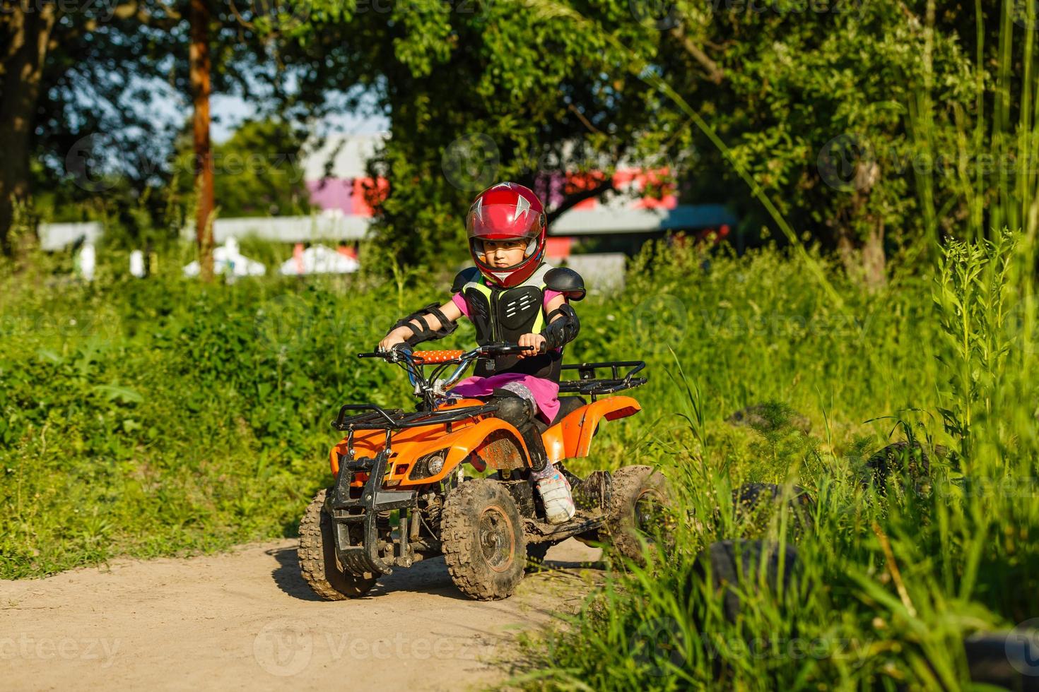 weinig meisje rijden atv quad fiets in ras bijhouden foto