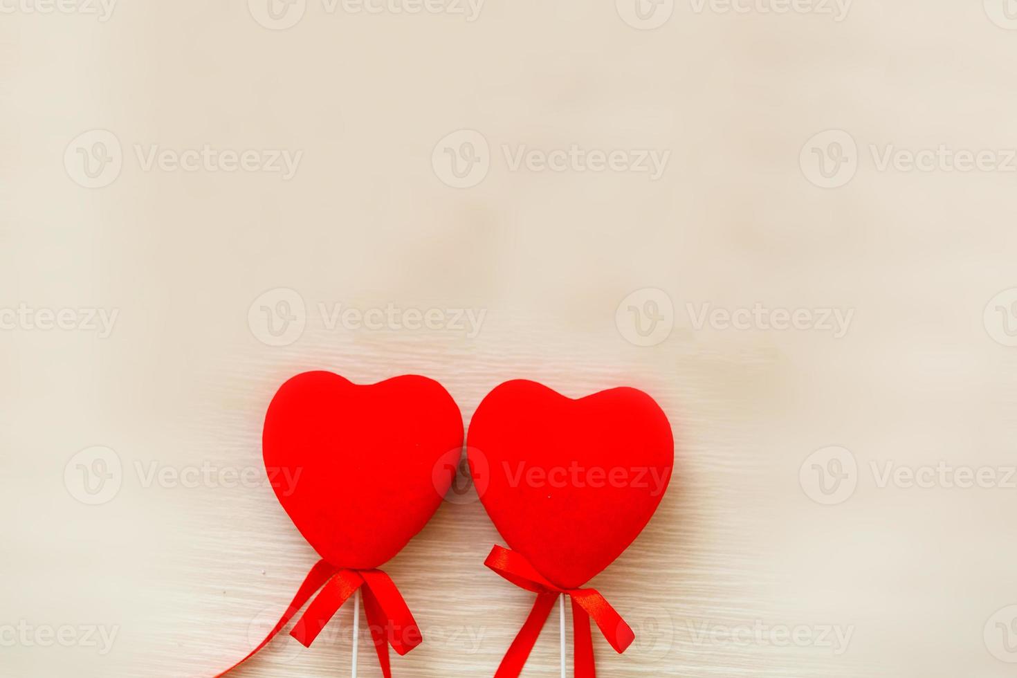 liefde rood harten Aan wit achtergrond voor valentijnsdag dag, kaart concept foto