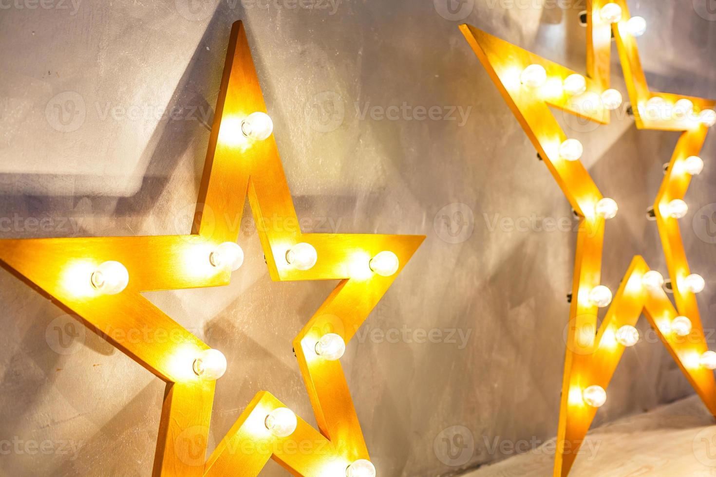 decoratief ster met lampen Aan een achtergrond van muur. modern grungy interieur foto