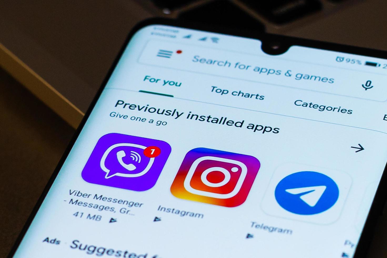 de apps van sociaal media netwerken viber, telegram en instagram zijn weergegeven Aan smartphone huawei p30 pro kiev, Oekraïne - januari 03, 2020 foto