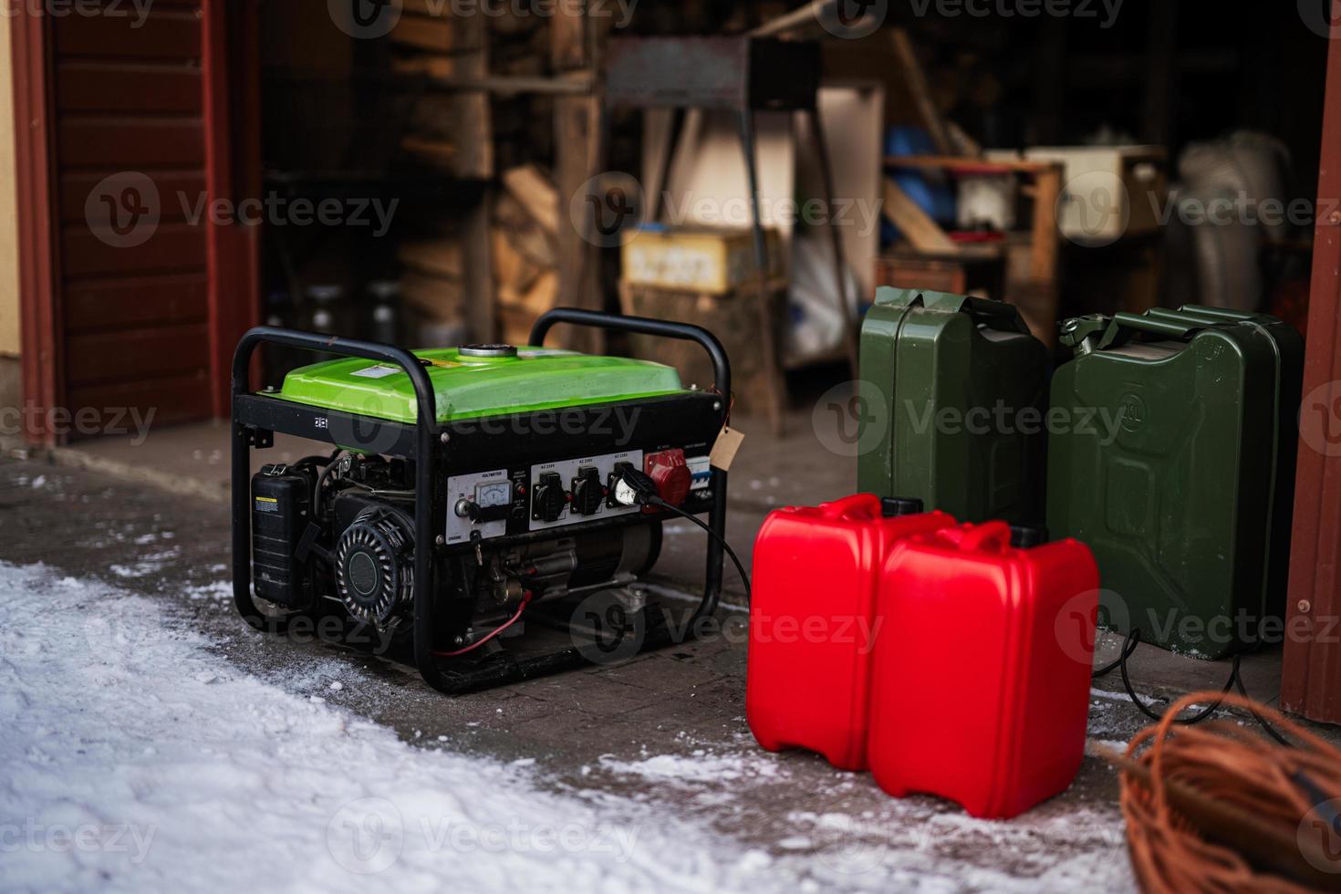 benzine portable generator met jerrycans. mobiel backup standby generator. foto