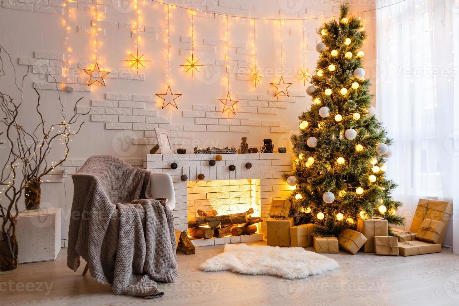 interieur kamer versierd in Kerstmis stijl. Nee mensen. neutrale kleuren. huis comfort van modern huis. een serie van foto's foto