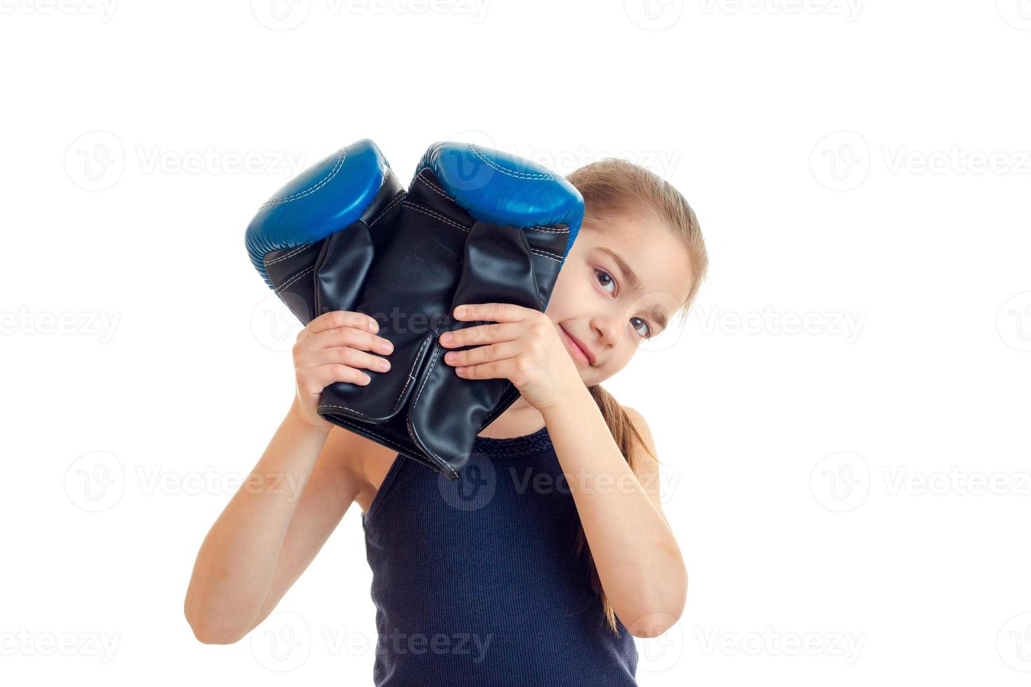 weinig meisje na boksen beoefenen met handschoenen in handen op zoek Bij de camera foto