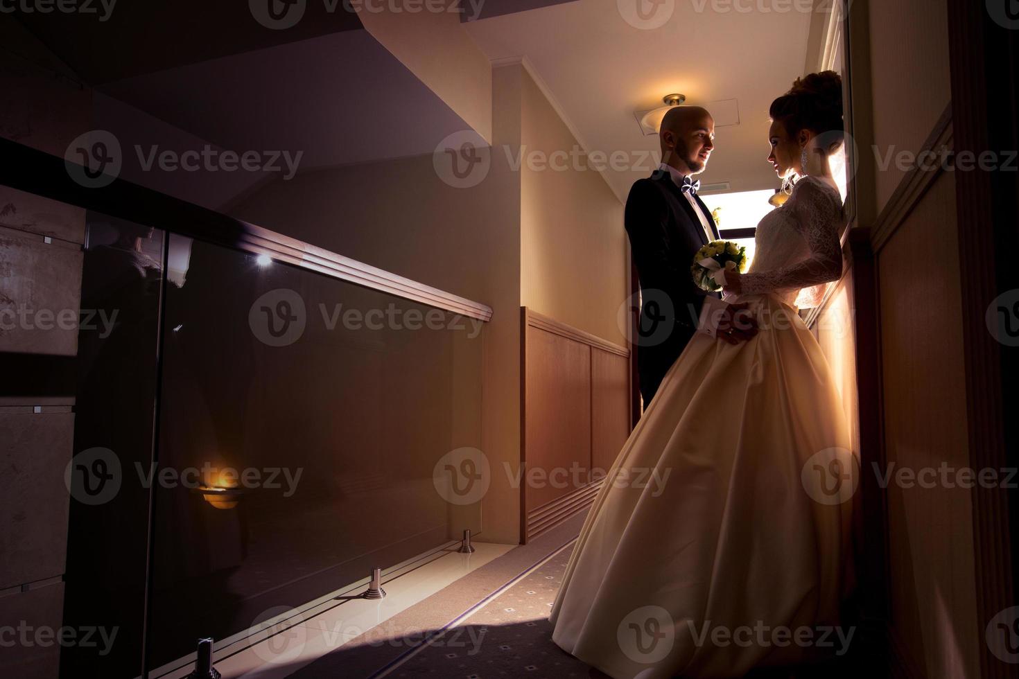 portret van jong alleen maar merried paar foto