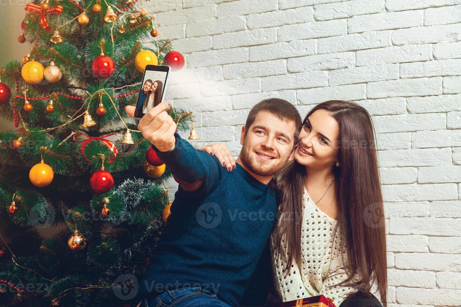 liefhebbend jong paar maken Kerstmis selfie foto