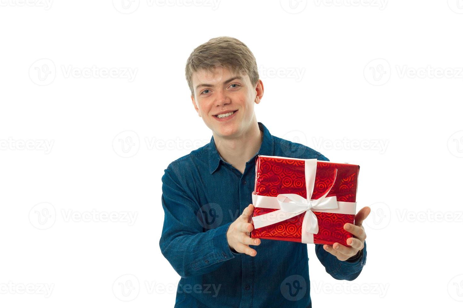 portret van Mens met rood geschenk in handen foto