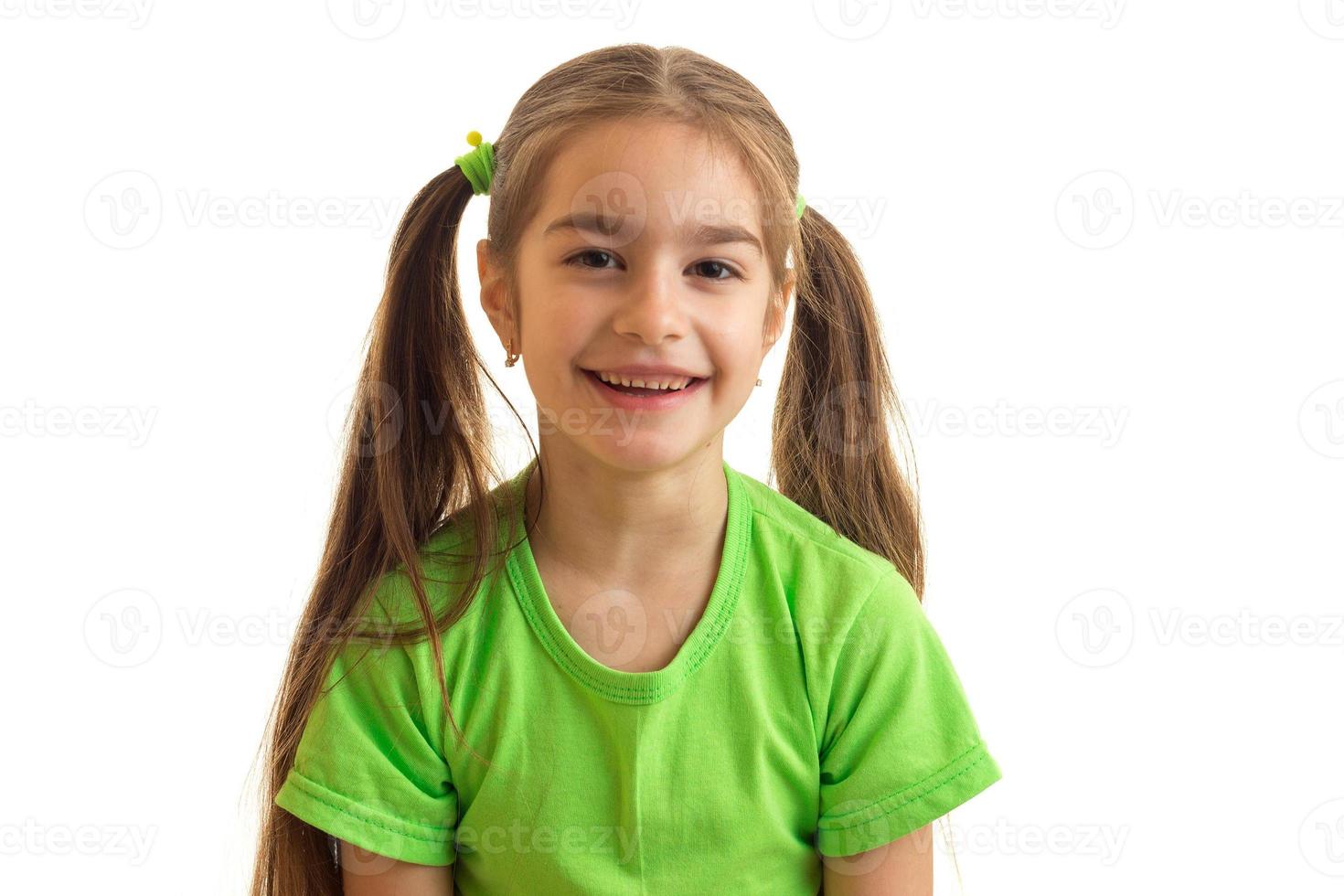 detailopname portret van een weinig meisje met een reusachtig glimlachen foto